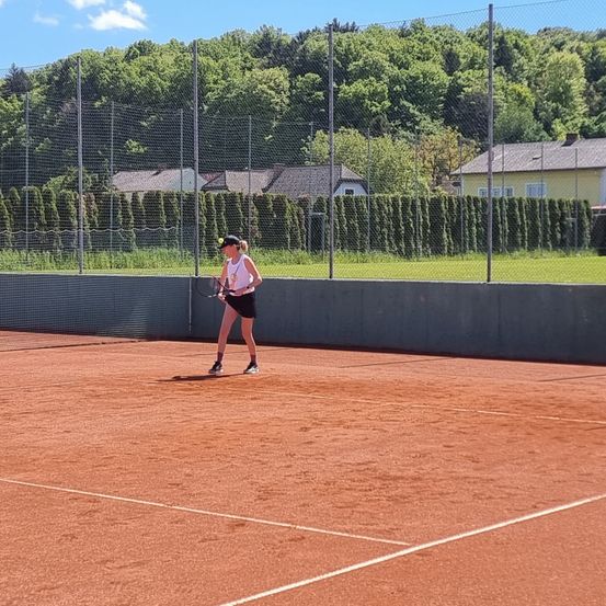 Bild enthält, Person, Sport, Tennis, Racket, Tennis Racket, Playing Tennis, Tennis Ball, Clothing, Footwear, Shoe