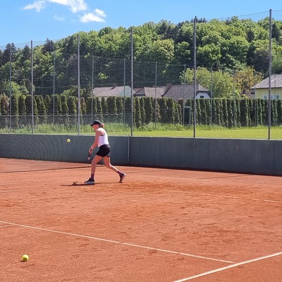 Bild enthält, Person, Sport, Tennis, Tennis Ball, Playing Tennis, Tennis Racket, Footwear, Shoe, Hat, Baseball Glove