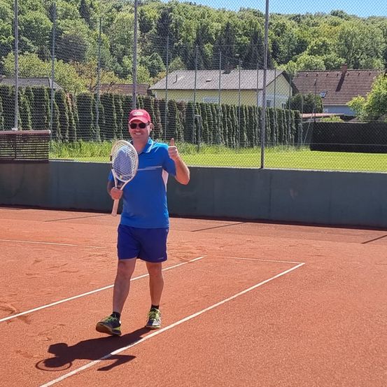 Bild enthält, Person, Playing Tennis, Sport, Tennis, Tennis Racket, Clothing, Footwear, Shoe, Shorts, Glasses