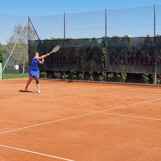 Bild enthält, Person, Playing Tennis, Racket, Sport, Tennis, Tennis Racket