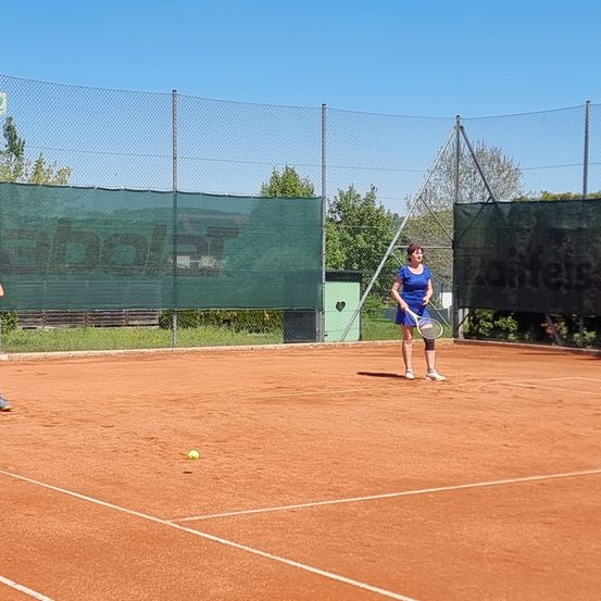 Bild enthält, Person, Sport, Tennis, Playing Tennis, Racket, Tennis Racket, Ball, Tennis Ball