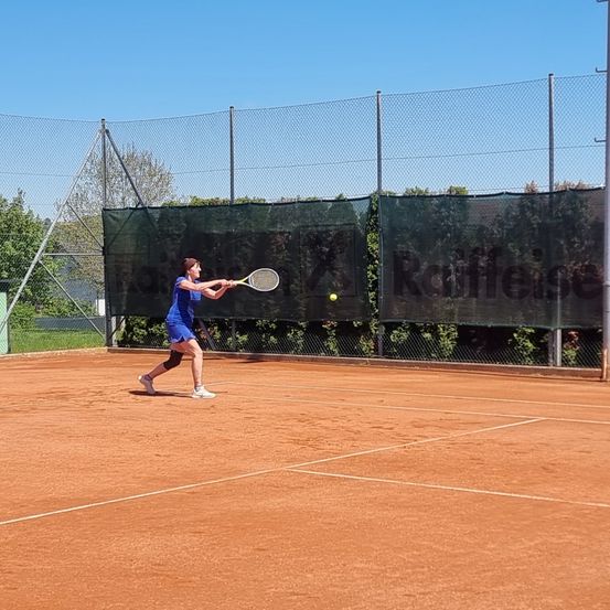 Bild enthält, Person, Playing Tennis, Racket, Sport, Tennis, Tennis Racket, Clothing, Footwear, Shoe