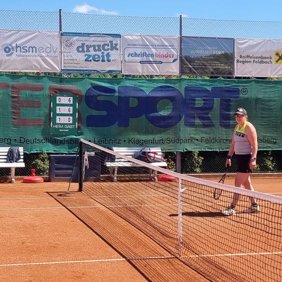 Bild enthält, Person, Sport, Tennis, Playing Tennis, Racket, Tennis Racket, Clothing, Footwear, Shoe