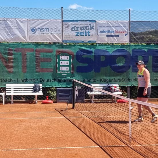 Bild enthält, Person, Playing Tennis, Sport, Tennis, Tennis Racket, Footwear, Shoe, Bench, Furniture, Shorts