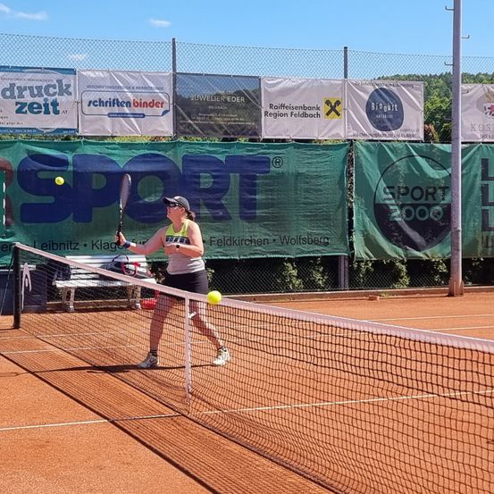 Bild enthält, Sport, Tennis, Tennis Ball, Person, Tennis Racket, Playing Tennis, Footwear, Shoe, Bench, Shorts