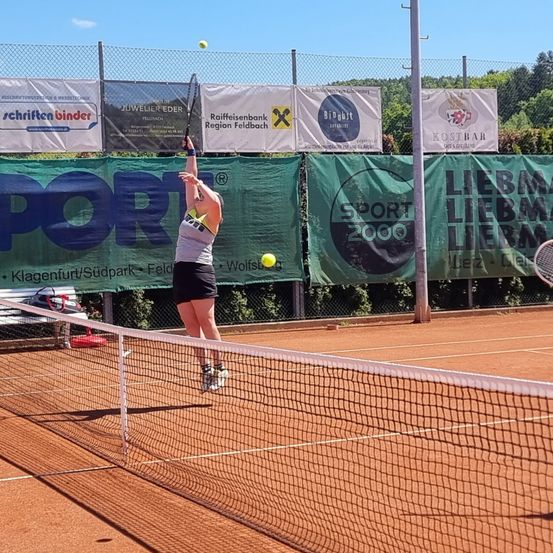 Bild enthält, Sport, Tennis, Tennis Ball, Person, Tennis Racket, Playing Tennis, Clothing, Footwear, Shoe, Shorts