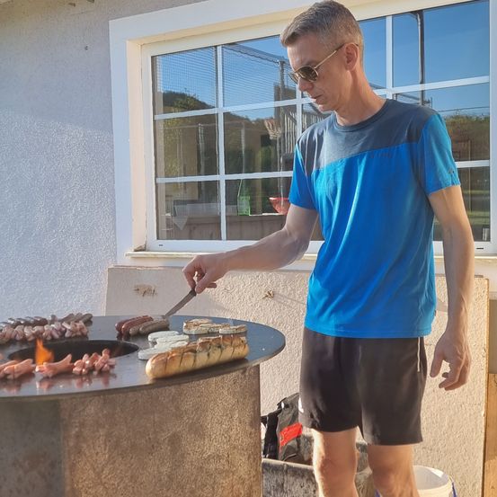 Bild enthält, Clothing, Shorts, Bbq, Cooking, Grilling, Person, Shoe, Handbag, Glasses, Knife