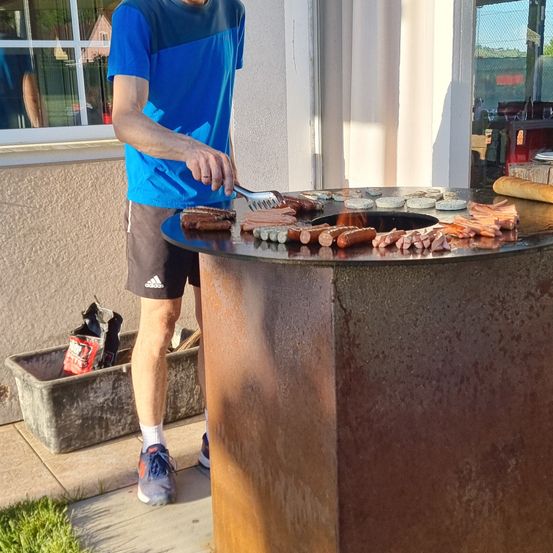 Bild enthält, Shorts, Bbq, Cooking, Grilling, Adult, Male, Man, Person, Shoe, Glasses