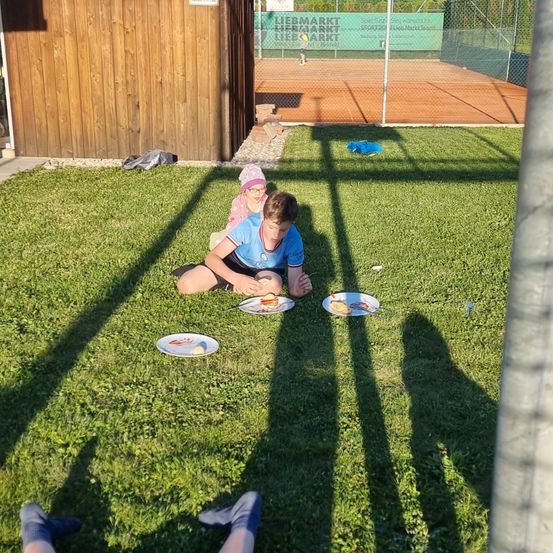 Bild enthält, Grass, Backyard, Outdoors, Yard, Shorts, Summer, Lawn, Person, Play Area, Wood