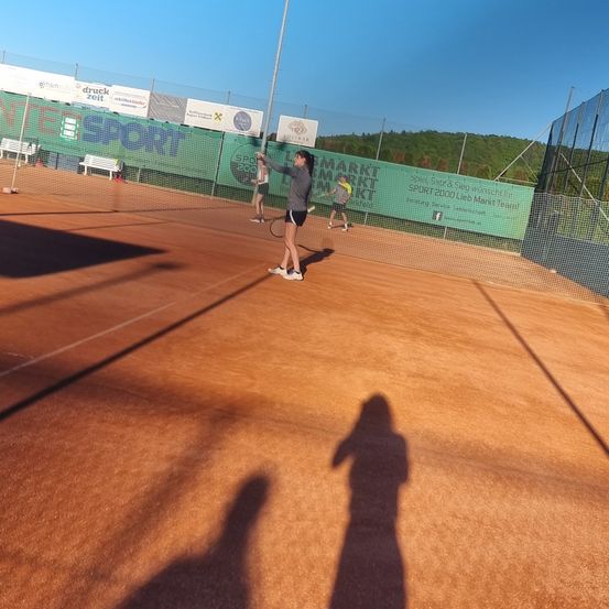 Bild enthält, Person, Adult, Female, Woman, Sport, Tennis, Clothing, Footwear, Shoe