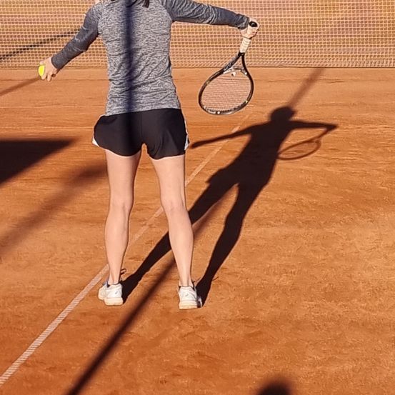 Bild enthält, Clothing, Shorts, Person, Racket, Sport, Tennis, Tennis Racket, Playing Tennis