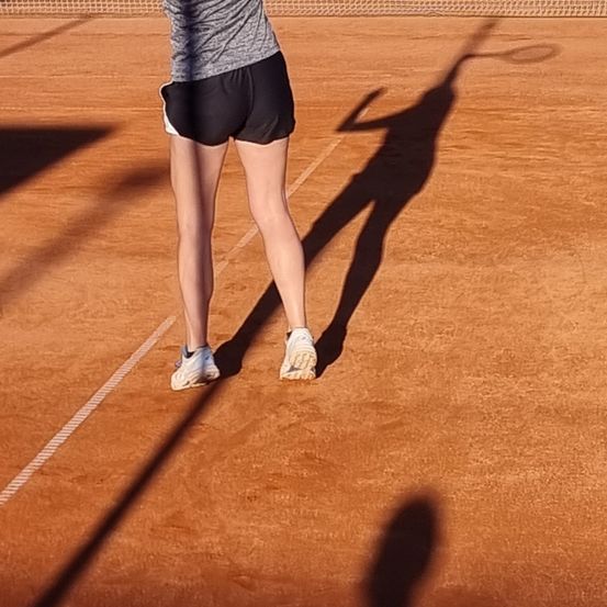 Bild enthält, Female, Girl, Person, Teen, Shorts, Racket, Tennis, Tennis Racket, Playing Tennis, Shoe