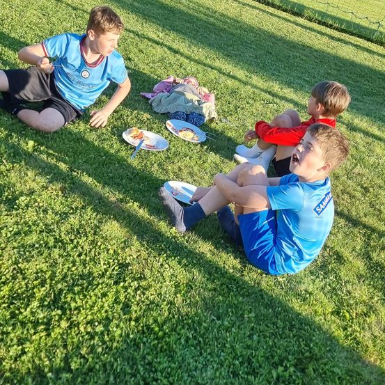 Bild enthält, Grass, Park, Backyard, Yard, Summer, Person, Portrait, Lawn, Boy, Child