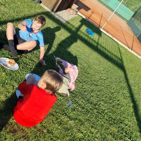 Bild enthält, Backyard, Grass, Yard, Summer, Lawn, Person, Portrait, Shelter, Boy, Child