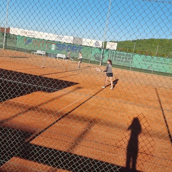Bild enthält, People, Person, Clothing, Glove, Baseball Glove, Sport, Wood, Racket, Tennis, Tennis Racket