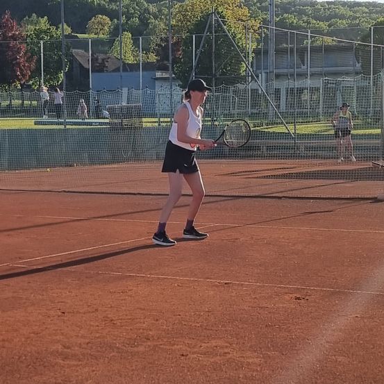 Bild enthält, Person, Adult, Female, Woman, Playing Tennis, Sport, Tennis, Tennis Racket, Shoe, Hat