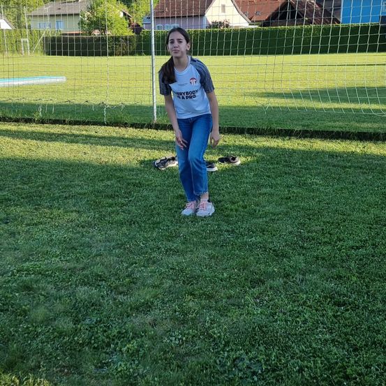 Bild enthält, Grass, Park, Person, Photography, Portrait, Backyard, Pants, Lawn, Fence, Teen