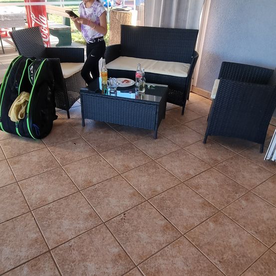 Bild enthält, Floor, Flooring, Living Room, Couch, Child, Female, Girl, Person, Chair, Interior Design