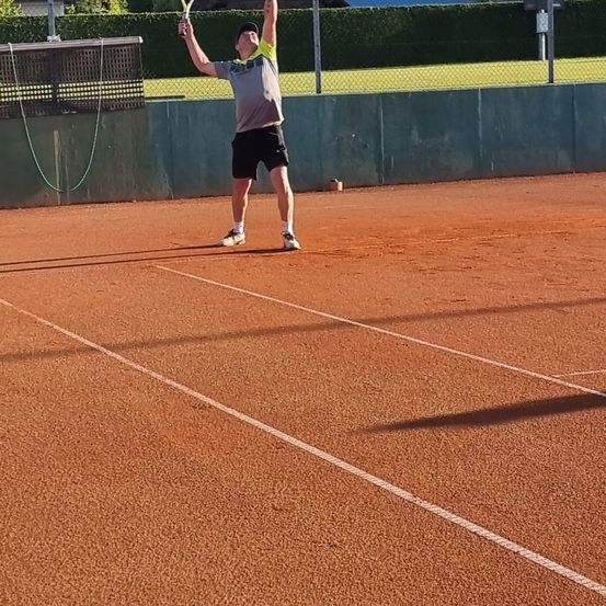 Bild enthält, Person, Sport, Tennis, Tennis Ball, Tennis Racket, Playing Tennis, Footwear, Shoe, Basketball (Ball), Shorts