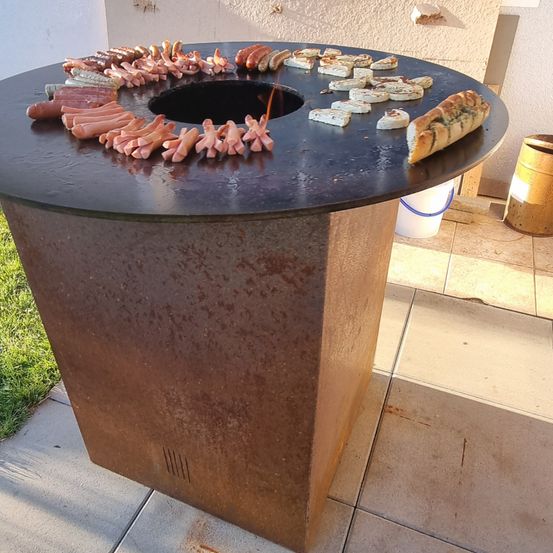 Bild enthält, Bbq, Cooking, Food, Grilling, Person, Bread, Furniture, Table, Tabletop