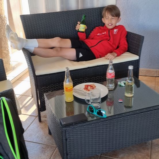 Bild enthält, Couch, Furniture, Living Room, Table, Coffee Table, Dining Table, Floor, Flooring, Portrait, Dining Room