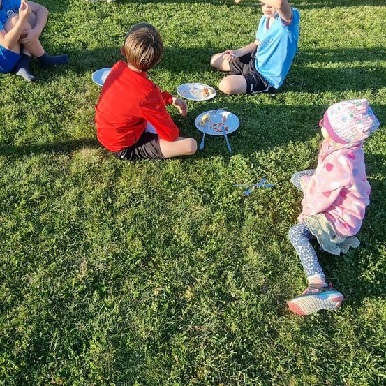 Bild enthält, Grass, Lawn, Boy, Child, Male, Person, Female, Girl, Portrait, Park