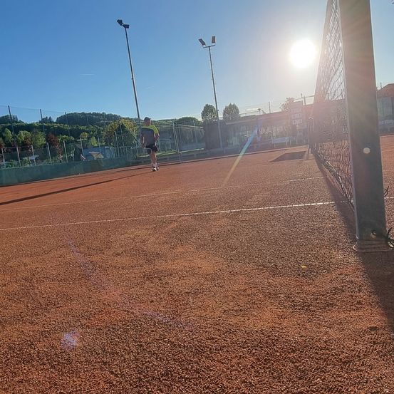 Bild enthält, Ground, Person, People, Road, Field