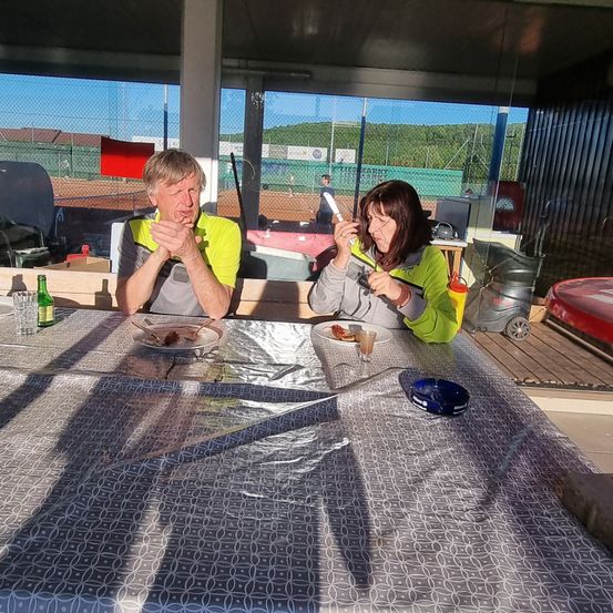 Bild enthält, Shelter, Floor, Lifejacket, Vest, Person, Portrait, Flooring, Adult, Female, Woman