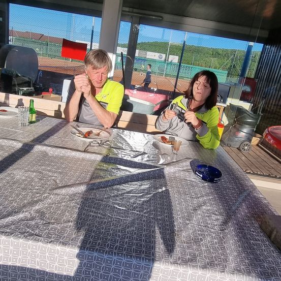 Bild enthält, Shelter, Adult, Male, Man, Person, Female, Woman, Floor, Flooring, Airport