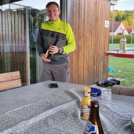 Bild enthält, Alcohol, Beer, Beverage, Person, Portrait, Bottle, Beer Bottle, Shelter, Wood, Lager