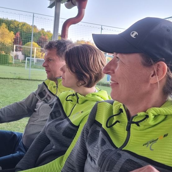 Bild enthält, Person, Adult, Female, Woman, Face, Head, Outdoors, Shelter, Portrait, Beer