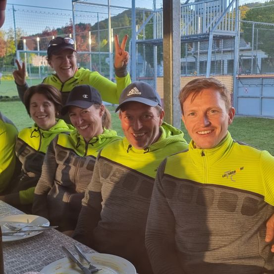 Bild enthält, People, Person, Adult, Female, Woman, Grass, Male, Man, Cap, Hat