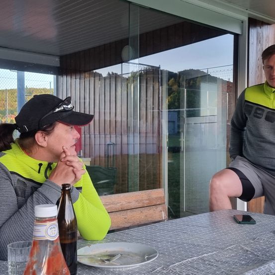 Bild enthält, Adult, Female, Person, Woman, Restaurant, Head, Face, Shorts, Glasses, Hat