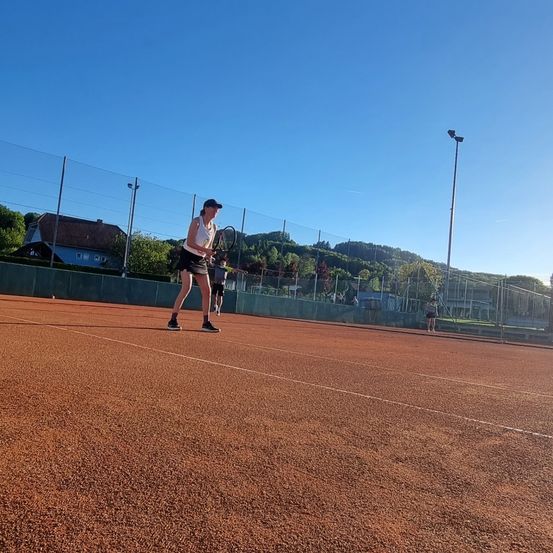 Bild enthält, People, Person, Clothing, Glove, Baseball, Baseball Glove, Soil, Ground, Baseball Game, Shoe