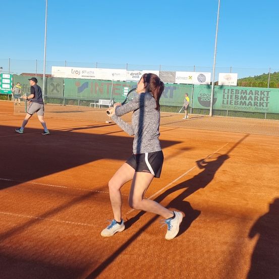 Bild enthält, Female, Girl, Person, Teen, Clothing, Footwear, Shoe, Shorts, Sport, Tennis