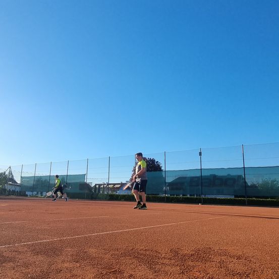 Bild enthält, People, Person, Glove, Baseball, Baseball Glove, Soil, Team, Team Sport, Athlete, Ground