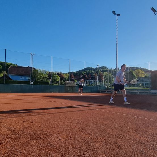 Bild enthält, Person, Sport, Tennis, Playing Tennis, Racket, Tennis Racket, Clothing, Footwear, Shoe