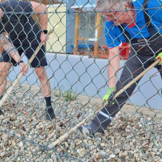 Bild enthält, Adult, Male, Man, Person, Clothing, Glove, Shorts, Footwear, Shoe, Face