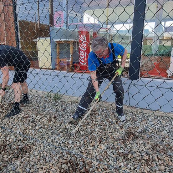 Bild enthält, Person, Boy, Child, Male, Clothing, Glove, Outdoors