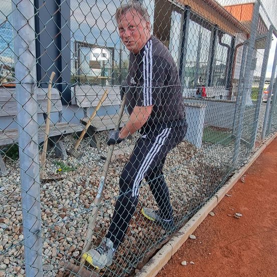 Bild enthält, Adult, Male, Man, Person, Soil, Car, Pants, Portrait, Shoe, Road
