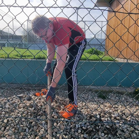 Bild enthält, Person, Photography, Portrait, Glove, Rubble, Road, Soil, Rock, Pebble, Backyard