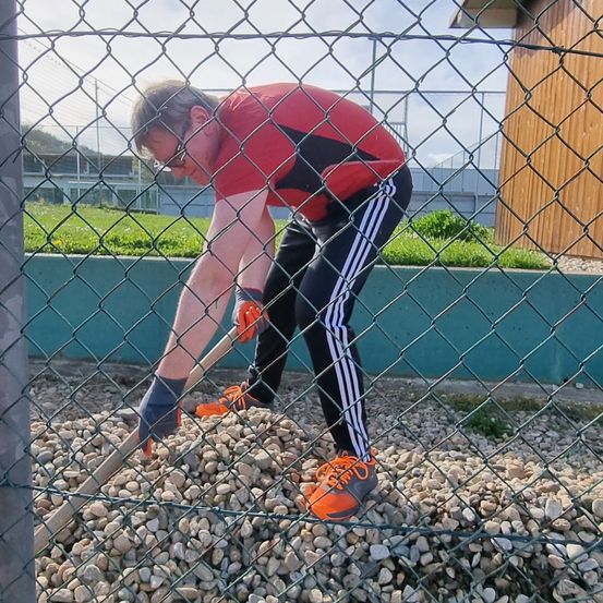 Bild enthält, Rock, Person, Photography, Portrait, Road, Pebble, Soil, Fence, Pants, Glove