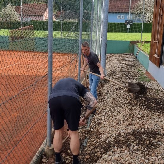 Bild enthält, Road, Adult, Male, Man, Person, Gravel, Soil, Shovel, Shorts, Shoe