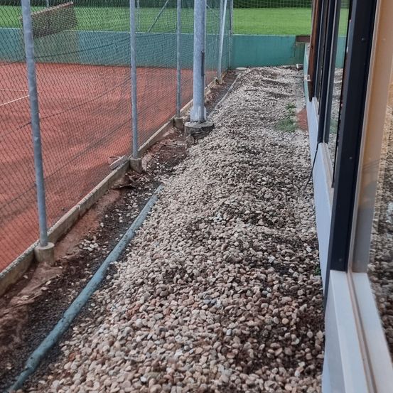 Bild enthält, Road, Rubble, Gravel, Pebble, Railway, Train, Transportation, Vehicle