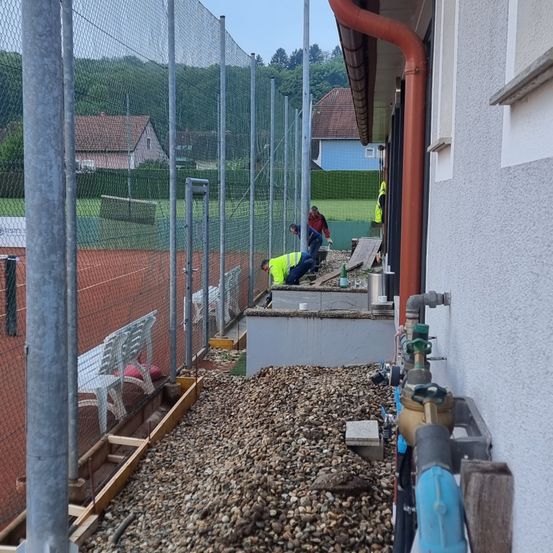 Bild enthält, Person, Road, Architecture, Building, Wood, Gravel
