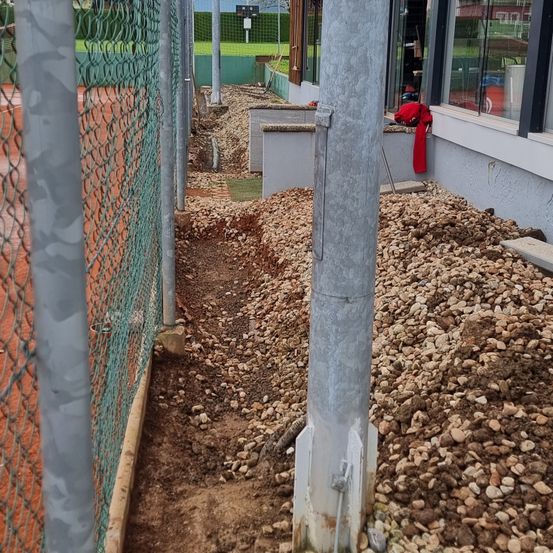 Bild enthält, Slate, Road, Soil, Path, Walkway, Gravel, Rubble, Flagstone, Person