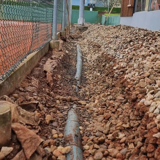 Bild enthält, Rubble, Soil, Road, Mortar Shell, Weapon, Person