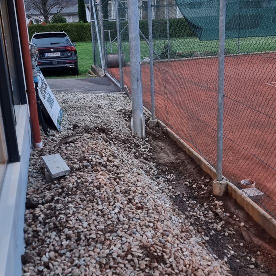 Bild enthält, Gravel, Road, Rubble, Path, Walkway, Alloy Wheel, Car, Spoke, Wheel, Pebble