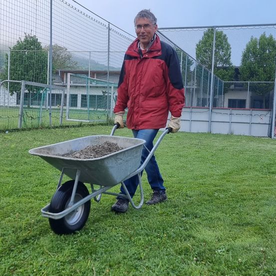Bild enthält, Grass, Garden, Glove, Adult, Male, Man, Person, Soil, Gardening, Backyard