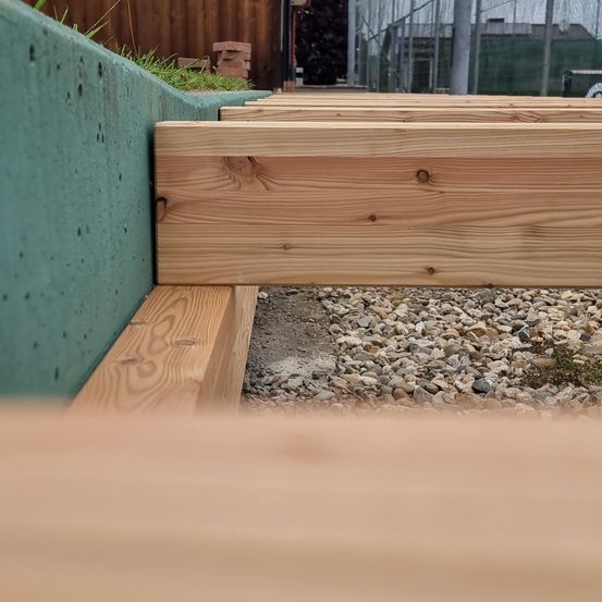 Bild enthält, Plywood, Wood, Indoors, Interior Design, Hardwood, Lumber, Architecture, Building, Housing